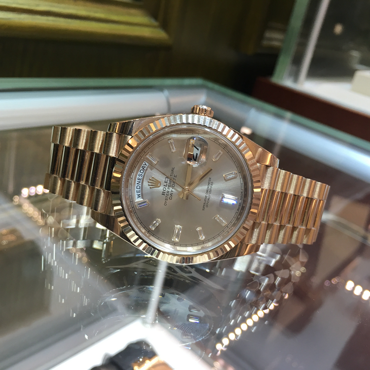 Rolex 劳力士 星期日历型系列，228235。40毫米表径，18K玫瑰金表壳，三角坑纹外圈，银灰色面盘，10颗方形切割钻石时标，3点位置为双重防反光小窗凸透镜放大日历，12点位置为星期显示，自产3255自动上弦机械机芯，专柜定价：328800元。 全套附件齐全。