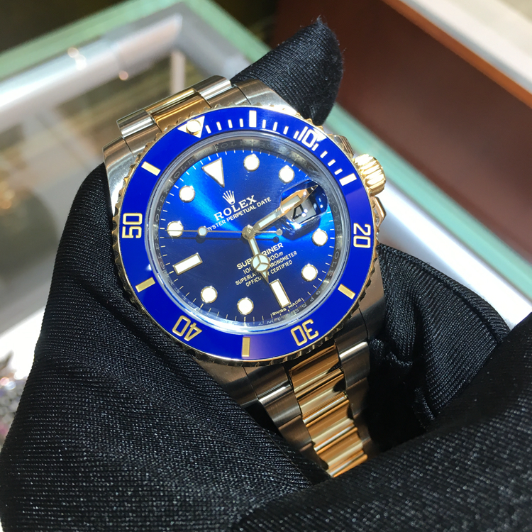 Rolex 劳力士 潜航者型，116613LB-97203。40毫米表径，18K黄金/精钢表壳，60分钟渐进刻度单向旋转外圈，配抗刮损Cerachrom陶质字圈，金涂层数字及刻度，蓝色面盘，三点位置为小窗凸透镜放大日历，中央时、分及秒针；瞬跳日历，快速更正；秒针暂停功能以准确调校时间，自产3135型自动上弦机械机芯，动力储备48小时。专柜定价：105000元。 未使用品全套附件齐全。