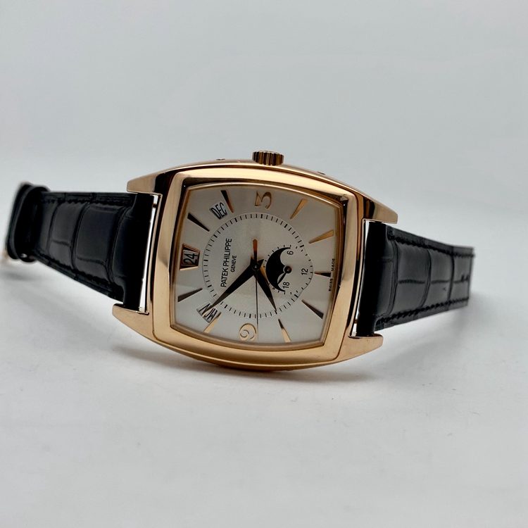 PATEK PHILIPPE 百达翡丽 复杂功能时计系列，5135R。38*51毫米表径，18K玫瑰金表壳，银白色酒桶型面盘，6点位置月相显示，视窗式日期显示、月份显示以及星期显示，Cal.324 S QA LU 24 H自动上弦机械机芯，动力储备45小时。 单表无附件。