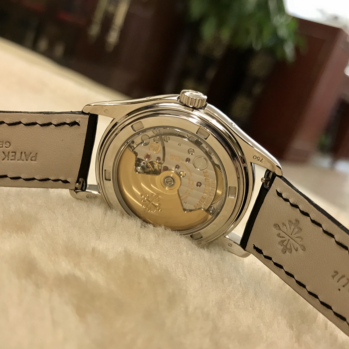 PATEK PHILIPPE 百达翡丽 复杂功能系列，5147G-001，表径39毫米，18K白金，表壳镶嵌62 颗钻石（~0.85 克拉）。海蓝色漆表盘，金质立体时标和字块。年历，指针式星期和月份显示，视窗式日期显示，月相显示，中心大秒针，指针式动力储备显示。蓝宝石水晶透盖。324 S IRM QA LU 自动上弦机械机芯，动力储备35小时-45小时。双P印记。专柜定价：485210元。