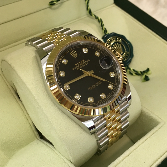 Rolex 劳力士 日志型 系列，126333镶钻。904L不锈钢和18ct黄金的组合，41毫米表径。中层表壳，旋入式底盖及上链表冠。黑色表盘镶有钻石，中央时、分及秒针；瞬跳日历，快速更正；秒针暂停功能以准确调校时间。防反光凸透式放大日历窗。纪念型五排链节表带。旋入式表冠，双扣锁双重防水系统。旋入式底盖，自产3235自动上链机械机芯，动力储备70小时。专柜定价：105600港币。