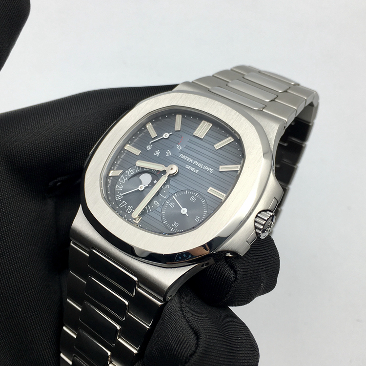 PATEK PHILIPPE 百达翡丽 运动系列，5712/1A-001。40毫米表径，精钢表壳，表盘中央的深蓝色向外渐变为黑色，带水平压纹图案，10个18K白金棒式时标，带荧光涂层，18K白金棒式时针、分针，带荧光涂层，白色涂漆白金秒针、日期指针和月相指针，Cal.240 PS IRM C LU自动上弦机械机芯，动力储备48小时。专柜定价：291900元。  单表无附件。