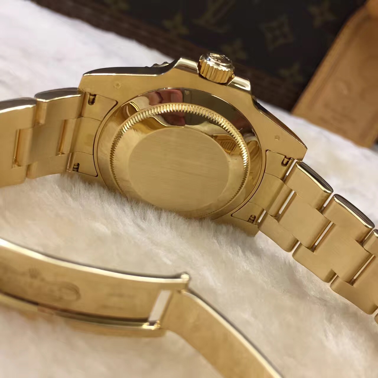 Rolex 劳力士 蚝式恒动潜航者型系列，116618，40毫米表径，18K黄金材质。蓝色表盘镶8颗钻，蚝式表壳结构，旋入式底盖及上链表冠，旋入式三扣锁三重防水系统。抗刮损蓝水晶，防反光凸透式放大日历窗。60分钟渐进刻度单向旋转外圈，配抗刮损Cerachrom陶质字圈，金涂层数字及刻度。中央时、分及秒针；瞬跳日历，快速更正；秒针暂停功能以准确调校时间。自产3135自动上弦机械机芯。动力储备48小时。 单表无附件。