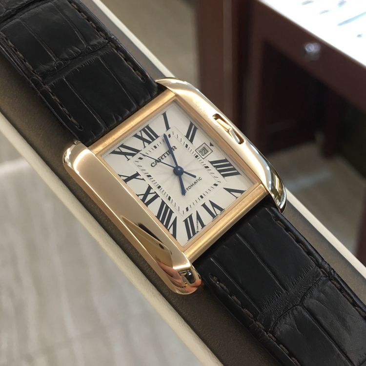 Cartier 卡地亚 Tank 坦克系列，W5310005。39.2 x 29.8毫米表径，18K玫瑰金表壳，镀银漆面扭索雕纹面盘，3点位置日期显示，九角形表冠，镶嵌一颗蓝宝石，Cal.077自动上弦机械机芯。专柜定价：116000元。 单表无附件。