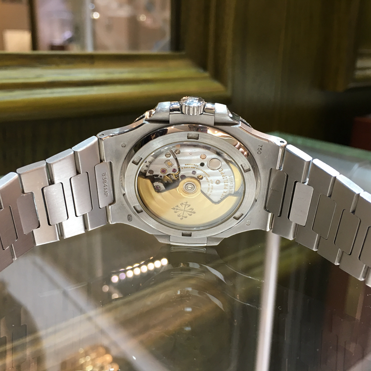 PATEK PHILIPPE 百达翡丽 NAUTILUS 运动系列，5719。40毫米表径，18K白金原钻表壳，满天星面盘，少见刻度祖母绿宝石，自动上弦机械机芯。 单表无附件。