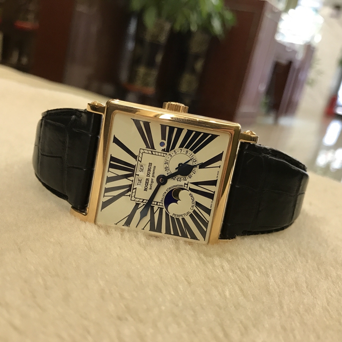 RogerDubuis 罗杰杜彼，G40 5739 5。40x40毫米表径，18K玫瑰金表壳，白色面盘，罗马数字时标，月相万年历，?自动上弦机械机芯。限量28只，公价约400000元。 单表无附件。