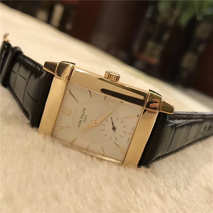 PATEK PHILIPPE 百达翡丽，5111J，32*47毫米表径，18k黄金表壳，简约典雅小三针，专柜定价:238000元，钟意现货好价。