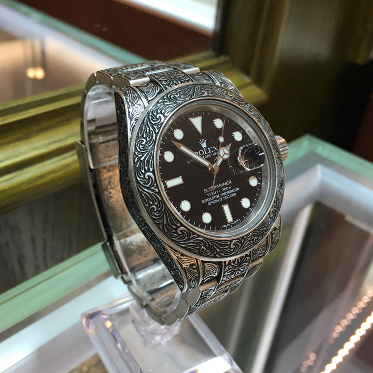 Rolex 劳力士 潜航者型，116610，雕花黑水鬼。40毫米表径，精钢表壳，60分钟渐进刻度单向旋转外圈，配抗刮损Cerachrom陶质字圈，铂金涂层数字及刻度，中央时、分及秒针；瞬跳日历，快速更正；秒针暂停功能以准确调校时间。自产3135型自动上弦机械机芯，动力储备48小时。 单表无附件。