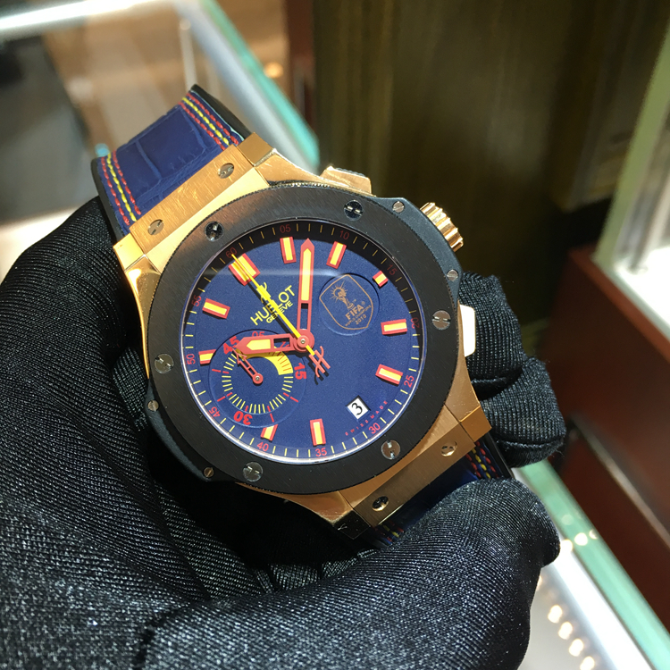 Hublot 宇舶 Bigbang 大爆炸系列， 318.PM.8529.GR.ESP10，18k玫瑰金陶瓷圈，44毫米表径，自动上弦机械机芯。2010年世界杯西班牙冠军限量纪念款，限量99枚。专柜定价：218500元。