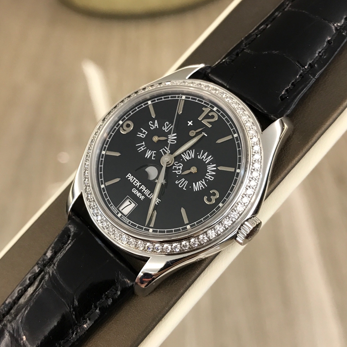 PATEK PHILIPPE 百达翡丽 复杂功能系列，5147G-001，表径39毫米，18K白金，表壳镶嵌62 颗钻石（~0.85 克拉）。海蓝色漆表盘，金质立体时标和字块。年历，指针式星期和月份显示，视窗式日期显示，月相显示，中心大秒针，指针式动力储备显示。蓝宝石水晶透盖。324 S IRM QA LU 自动上弦机械机芯，动力储备35小时-45小时。双P印记。专柜定价：485210元。