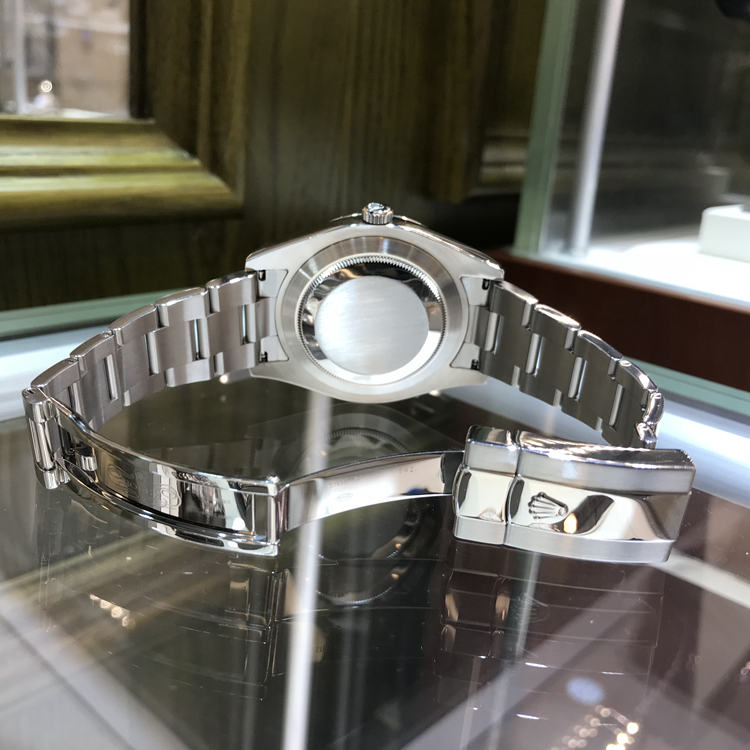 ROLEX 劳力士 日志型系列，116334。41毫米表径，18K白金表壳，深蓝色面盘，罗马数字时标，3点位置为凸透镜放大日历，自产3135型自动上弦机械机芯，动力储备48小时。专柜定价：71100元。 单表无附件。