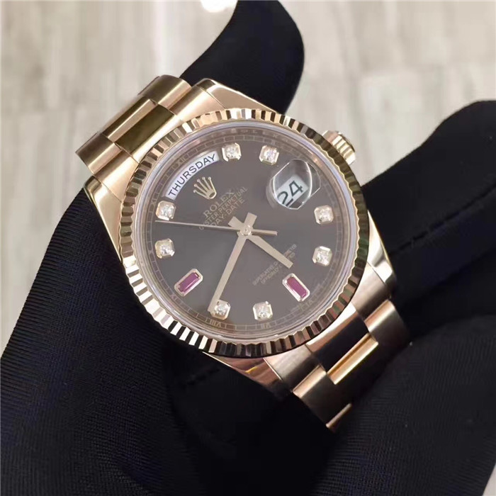 Rolex 劳力士 星期日历型系列，118235，18k玫瑰金，36mm表径，巧克力色表盘镶有钻石及红宝石，18ct金镶托镶有钻石，6及9钟点标记镶有长方形红宝石。中央时、分及秒针，表面设瞬跳日历及星期易调设定；秒针暂停功能以准确调校时间蚝式三排链节表带，隐蔽式摺叠皇冠带扣。旋入式18K玫瑰金底盖，自产 3155型自动上链机械机芯，动力储备48小时。