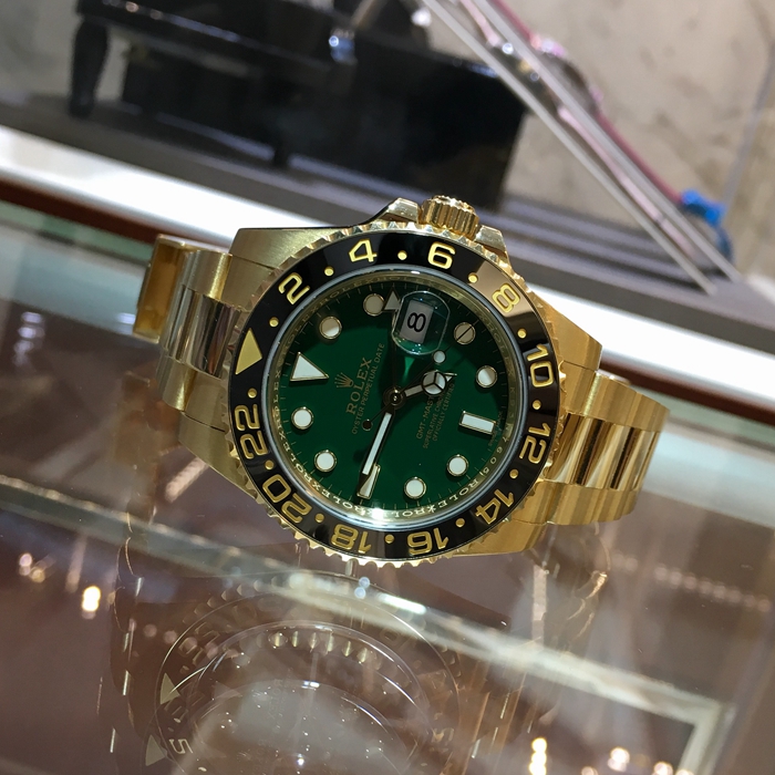 Rolex 劳力士 格林尼治型II系列，116718-LN-78208。40毫米表径，18K黄金表壳，24小时渐进刻度双向旋转外圈，配Cerachrom陶质字圈，绿色面盘，3点位置日期显示，中央时、分及秒针；24小时显示；瞬时变更独立指针显示第二时区时间；瞬跳日历；秒针暂停功能以准确调校时间，自产3186自动上弦机械机芯，动力储备约48小时。专柜定价：242300元。 全套附件齐全。