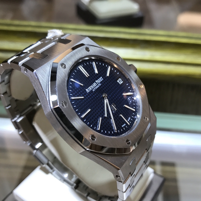 Audermars Piguet 爱彼 皇家橡树系列，15202ST.OO.1240ST.01。39毫米表径，精钢表壳搭配经反炫光处理的蓝宝石水晶玻璃镜面和底盖。蓝色表盘镌刻Petite Tapisserie 小型格纹装饰图案，搭配白金荧光立体时标和皇家橡树指针。日期显示功能，自动上弦机械机芯，动力储备40小时。 全套附件齐全。