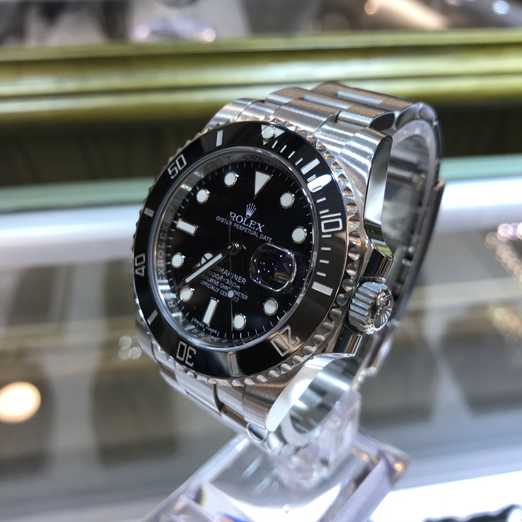 ROLEX 劳力士 潜航者型系列，黑水鬼，116610LN-97200，40毫米表径，精钢表壳，60分钟渐进刻度单向旋转外圈，配抗刮损Cerachrom陶质字圈，铂金涂层数字及刻度，中央时、分及秒针；瞬跳日历，快速更正；秒针暂停功能以准确调校时间。自产3135型自动上弦机械机芯，动力储备48小时。专柜定价：65900元。 全套附件齐全。