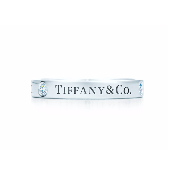 Tiffany & Co.铂金镶圆形明亮式切割钻石戒指，3 毫米宽。
