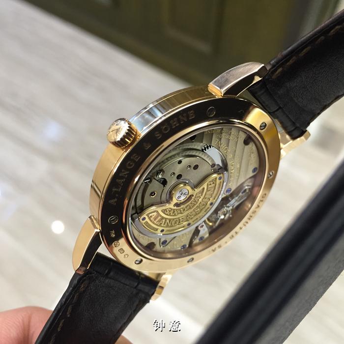 A. Lange & Sohne 朗格 萨克森系列?，307.033。40.9毫米表径，18K玫瑰金表壳?，深灰色面盘，自动上弦机械机芯，动力储备46小时。 单表无附件。