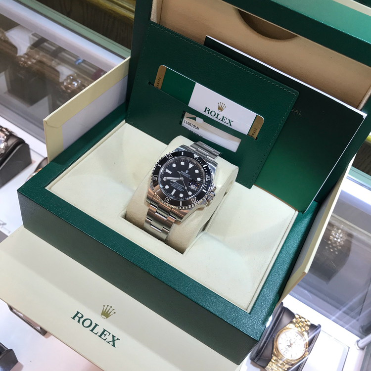 ROLEX 劳力士 潜航者型系列，黑水鬼，116610LN-97200，40毫米表径，精钢表壳，60分钟渐进刻度单向旋转外圈，配抗刮损Cerachrom陶质字圈，铂金涂层数字及刻度，中央时、分及秒针；瞬跳日历，快速更正；秒针暂停功能以准确调校时间。自产3135型自动上弦机械机芯，动力储备48小时。专柜定价：65900元。 全套附件齐全。