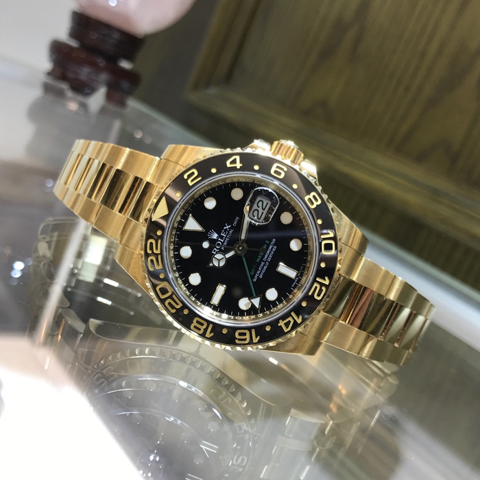 Rolex 劳力士 格林尼治型II系列，116718-LN-78208。40毫米表径，18K黄金表壳，黑色面盘，24小时渐进刻度双向旋转外圈，配Cerachrom陶质字圈，3点位置日期显示，中央时、分及秒针；24小时显示；瞬时变更独立指针显示第二时区时间；瞬跳日历；秒针暂停功能以准确调校时间，自产3186型自动上弦机械机芯，动力储备48小时。专柜定价：242300元。 单表附保卡。