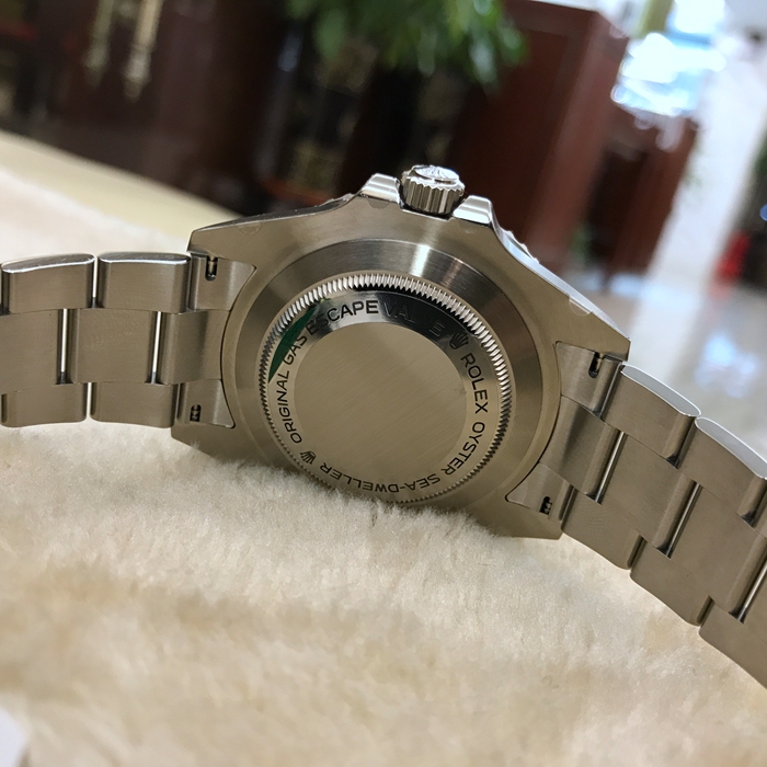 ROLEX 劳力士 DEEPSEA 海使型系列，126600。43毫米表径，精钢材质，60分钟渐进刻度单向旋转外圈，配抗刮损Cerachrom陶质字圈，铂金涂层数字及刻度。黑色表盘，中央时、分及秒针；快调瞬跳日历；秒针暂停功能以准确调校时间。蚝式三排链节表带，蚝式保险摺扣配劳力士Glidelock延展系统；蚝式摺扣伸缩链节。自产 3235型自动上链机械机芯，动力储备70小时。 未使用品全套附件齐全。