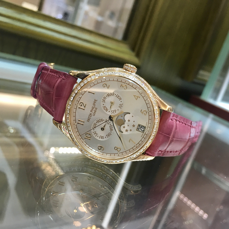 PATEK PHILIPPE 百达翡丽 复杂功能时计系列，4947R-001。38毫米表径，18K玫瑰金表壳镶嵌141颗钻石，约1.28克拉，表冠镶嵌14颗钻石，约0.06克拉，蓝色日辉纹或银色日辉纹表盘，金质立体字块，月相显示，视窗式日期显示，指针式星期和月份显示，中心大秒针。324 S QA LU自动上弦机械机芯，动力储备35-45小时，专柜定价：365200元。 单表无附件。