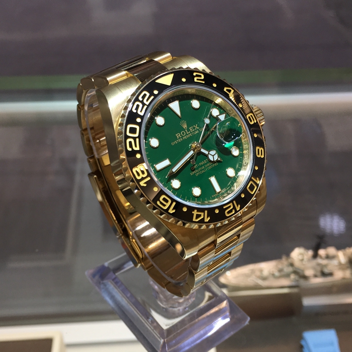 Rolex 劳力士 格林尼治型II系列，116718-LN-78208。40毫米表径，18K黄金表壳，24小时渐进刻度双向旋转外圈，配Cerachrom陶质字圈，绿色面盘，3点位置日期显示，中央时、分及秒针；24小时显示；瞬时变更独立指针显示第二时区时间；瞬跳日历；秒针暂停功能以准确调校时间，自产3186自动上弦机械机芯，动力储备约48小时。专柜定价：242300元。 全套附件齐全。