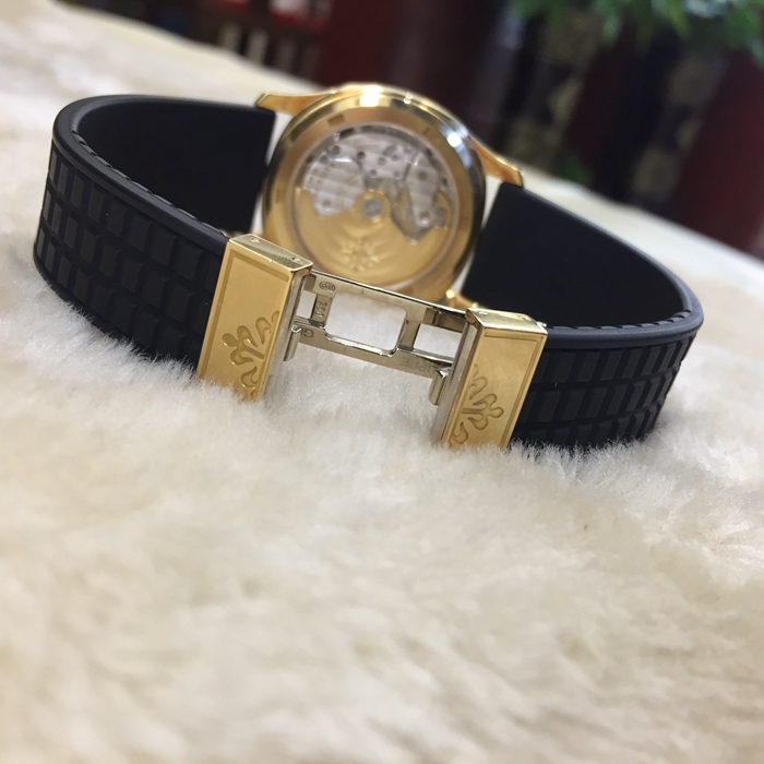 PATEK PHILIPPE 百达翡丽 Aquanaut系列，5066J。手雷。35.2毫米表径，?18K黄金表壳，浮雕表盘，金质立体字块。中心大秒针，视窗式日期显示。蓝宝石水晶透盖。“热带”复合材质表带。停产超级保值款。 单表无附件。