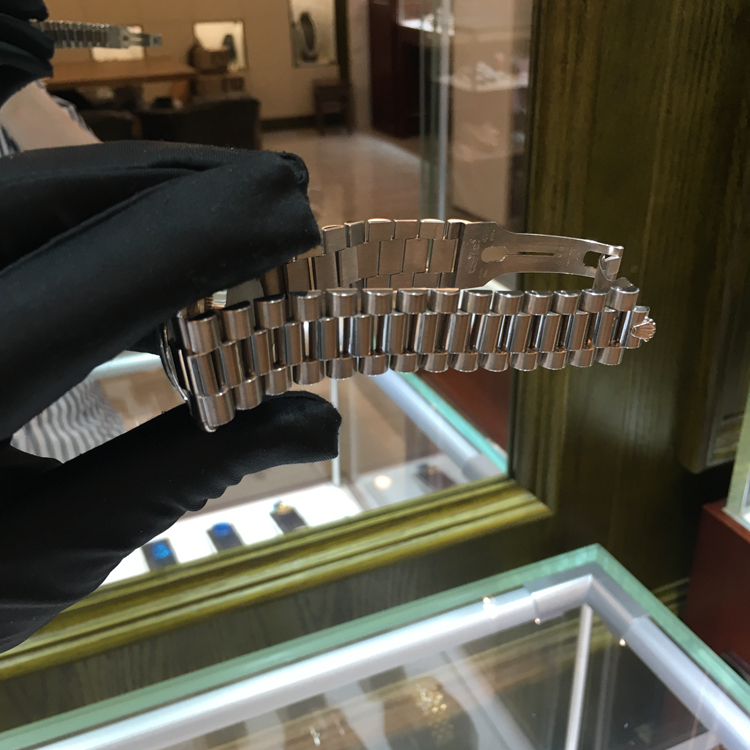 Rolex 劳力士 星期日历型系列，118209。36毫米表径，18K白金表壳，银色面盘，钻石时标，3点位置防反光凸透式放大日历窗，12点位置为星期显示，自动上弦机械机芯。 单表无附件。