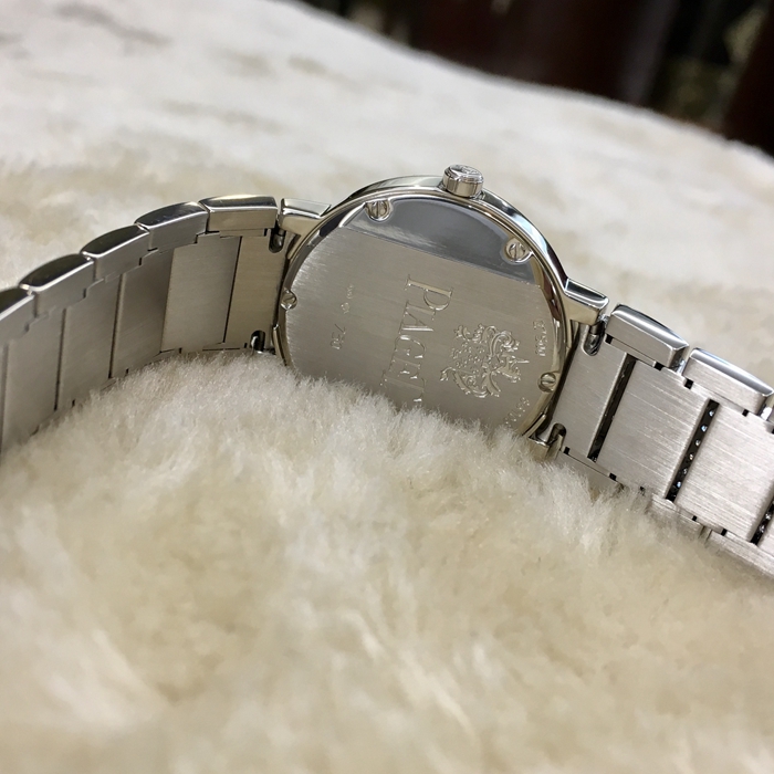 PIAGET 伯爵 POLO 系列，G0A36234。32毫米表径，18K白金镶钻表壳，满钻圆形表盘。蓝宝石水晶玻璃表镜。精准石英机芯。专柜定价：287920元。 全套附件齐全。