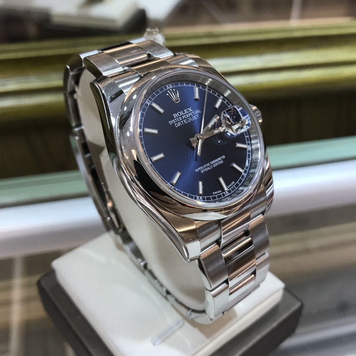 Rolex 劳力士 日志型系列，116200-72600。36毫米表径，精钢表壳，蓝色面盘，中央时、分及秒针；瞬跳日历，快速更正；秒针暂停功能以准确调校时间。防反光凸透式放大日历窗，蚝式三排链节表带，自产3135自动上弦机械机芯，动力储备48小时。 全套附件齐全。