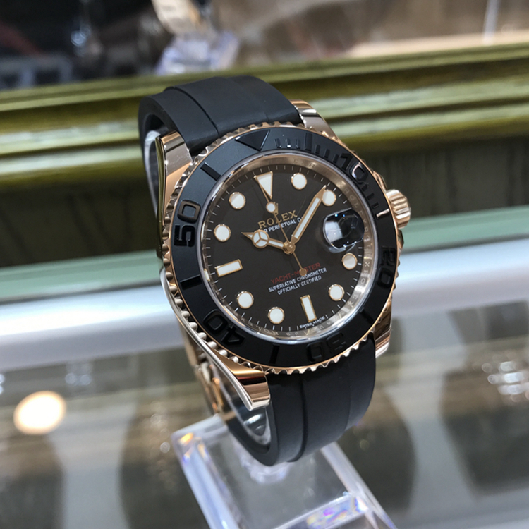 Rolex 劳力士 游艇名仕型系列，116655。40毫米表径。18K玫瑰金表壳，双向旋转60分钟刻度外圈，配亚光黑色陶质字圈，磨光立体数字及刻度，黑色面盘，三点位置双重防反光小窗凸透镜放大日历，自产3135自动上弦机械机芯，专柜定价：185000元。 单表附保卡。