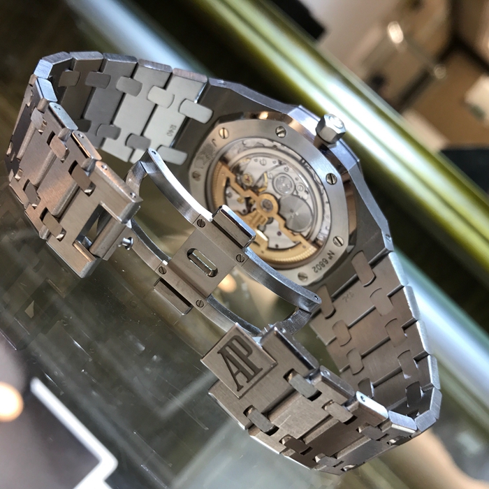 Audermars Piguet 爱彼 皇家橡树系列，15202ST.OO.1240ST.01。39毫米表径，精钢表壳搭配经反炫光处理的蓝宝石水晶玻璃镜面和底盖。蓝色表盘镌刻Petite Tapisserie 小型格纹装饰图案，搭配白金荧光立体时标和皇家橡树指针。日期显示功能，自动上弦机械机芯，动力储备40小时。 全套附件齐全。