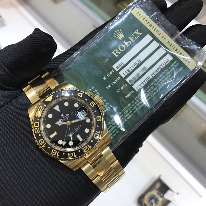 Rolex 劳力士 格林尼治型II系列，116718-LN-78208。40毫米表径，18K黄金表壳，黑色面盘，24小时渐进刻度双向旋转外圈，配Cerachrom陶质字圈，3点位置日期显示，中央时、分及秒针；24小时显示；瞬时变更独立指针显示第二时区时间；瞬跳日历；秒针暂停功能以准确调校时间，自产3186型自动上弦机械机芯，动力储备48小时。专柜定价：242300元。 单表附保卡。