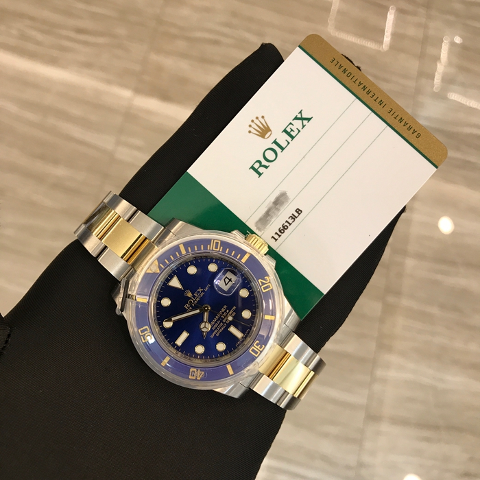 Rolex 劳力士 潜航者日历型系列 116613LB-97203。40毫米表径，904L不锈钢/18k黄金表壳，60分钟渐进刻度单向旋转外圈，配抗刮损Cerachrom陶质字圈，金涂层数字及刻度。蓝色表盘，易读Chromalight夜光显示配长效蓝色亮光物料。中央时、分及秒针，表面设瞬跳日历，快速更正；秒针暂停功能以准确调校时间。蚝式三排链节表带，旋入式底盖，自产3135自动上弦机械机芯，动力储备48小时。 全套附件齐全。