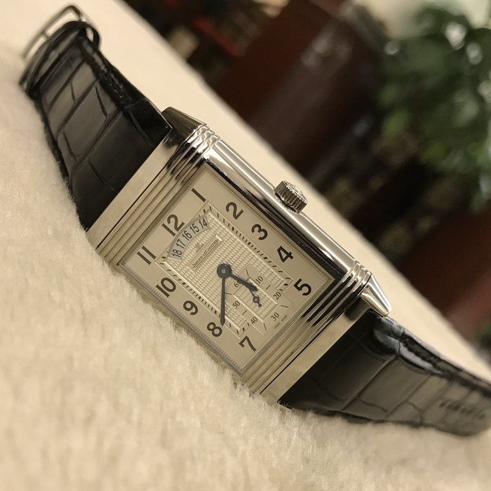 Jaeger-LeCoultre 积家 Reservo 翻转腕表系列，Q3748421。48.5x29.5毫米表径，精钢表壳，两个表盘分别显示两个不同的时间。正面显示标准时间，并设有小秒针于6点位置和12点位设日期窗口，表盘外侧饰以垂直雕纹、中间以巴黎钉饰纹修饰。背面显示第二时区时间，并设有昼／夜指示功能。手动上弦机械机芯，动力储备48小时。专柜定价：72500元。 单表无附件。