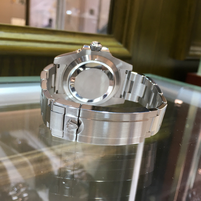 Rolex 劳力士 潜航者型系列，116610LN-97200 后加钻后改红色面盘。40毫米表径，精钢表壳，中央时、分及秒针；瞬跳日历，快速更正；秒针暂停功能以准确调校时间。自产3135型自动上弦机械机芯，动力储备48小时。专柜定价：65900元。 单表无附件。