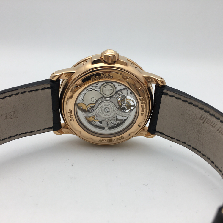 Blancpain 宝珀 Léman 领袖系列，2925-3630-53B。40毫米表径，18K玫瑰金表壳，黑色面盘，3点位置星期显示，6点位置视窗式大日历，9点位置为动力储备显示，12点位置为陀飞轮装置，Cal.3725G自动上弦机械机芯，动力储备168小时，专柜定价：1129000元。 单表无附件。