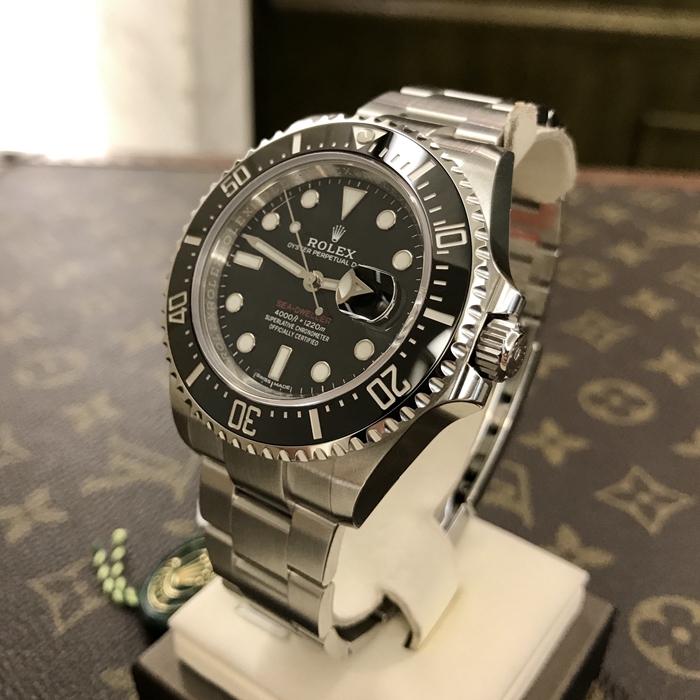 ROLEX 劳力士 DEEPSEA 海使型系列，126600。43毫米表径，精钢材质，60分钟渐进刻度单向旋转外圈，配抗刮损Cerachrom陶质字圈，铂金涂层数字及刻度。黑色表盘，中央时、分及秒针；快调瞬跳日历；秒针暂停功能以准确调校时间。蚝式三排链节表带，蚝式保险摺扣配劳力士Glidelock延展系统；蚝式摺扣伸缩链节。自产 3235型自动上链机械机芯，动力储备70小时。 未使用品全套附件齐全。