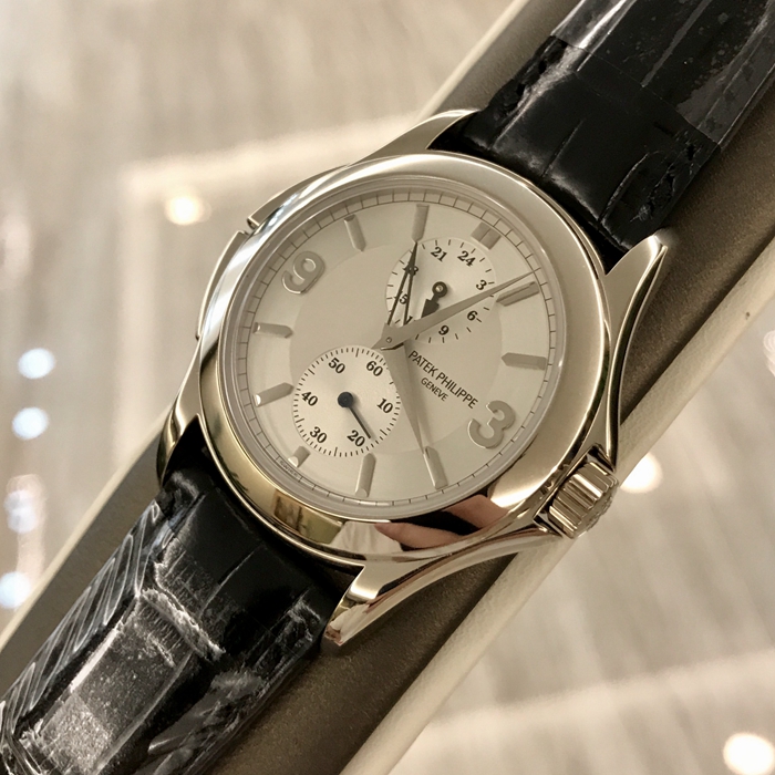 PATEK PHILIPPE 百达翡丽，5134G。37毫米表径，18K白金表壳，白色面盘，蓝宝石水晶玻璃表镜，自动上弦机械机芯。 全套附件齐全。