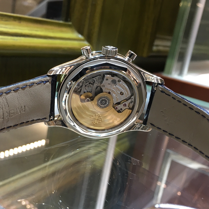 PATEK PHILIPPE 百达翡丽 复杂功能时计系列，5961P-001。PT950铂金款式，表壳镶嵌36颗长阶梯形钻石~3.48克拉，表扣950铂金镶钻，镶嵌22颗长阶梯形钻石（~0.97 克拉）。40.5 毫米表径，动力储存与昼/夜显示，计时功能，年历，视窗式星期、日期和月份显示。6 时位置设有 60 分钟和 12 小时单计时器。蓝宝石水晶透盖。CH 28-520 IRM QA 24H 自动上弦机械机芯，动力储备45-55小时。百达翡丽双P印记。专柜售价：1110200元。 全套附件齐全。