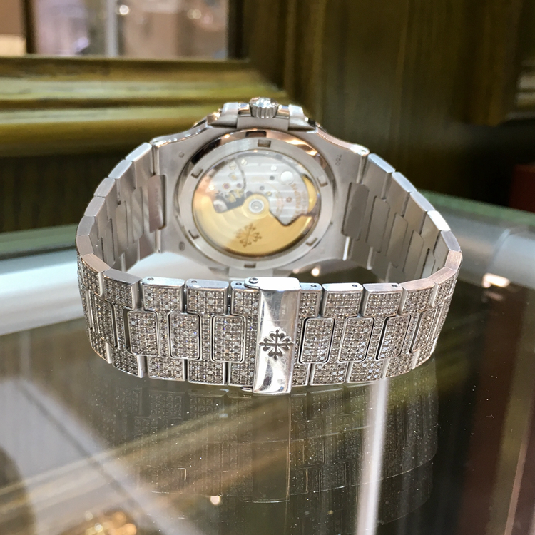 PATEK PHILIPPE 百达翡丽 NAUTILUS 运动系列，5719。40毫米表径，18K白金原钻表壳，满天星面盘，少见刻度祖母绿宝石，自动上弦机械机芯。 单表无附件。