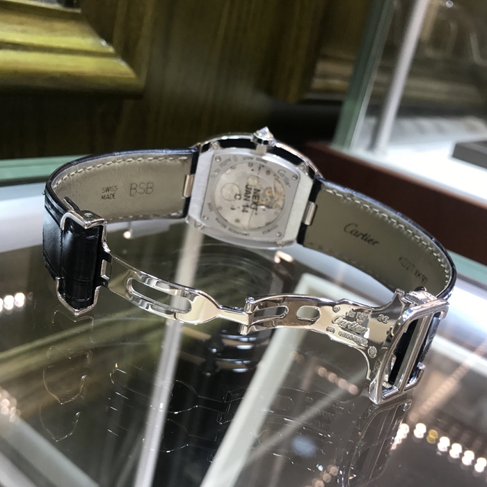 Cartier 卡地亚 Baignoire 浴缸系列，WB520034。44x35.13毫米表径，18K白金镶钻，手动上弦机械机芯，专柜定价：390000元。 单表无附件。