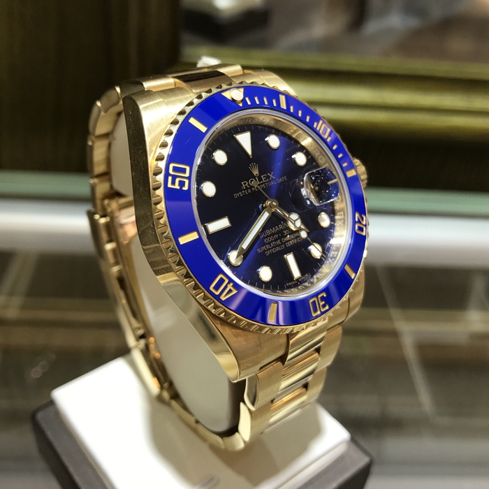 Rolex 劳力士 蚝式恒动潜航者型系列，116618LB-97208。40毫米表径，18K黄金材质。蚝式表壳结构，中层表壳，旋入式底盖及上链表冠，旋入式三扣锁三重防水系统。抗刮损蓝水晶，防反光凸透式放大日历窗。60分钟渐进刻度单向旋转外圈，配抗刮损Cerachrom陶质字圈，金涂层数字及刻度。中央时、分及秒针；瞬跳日历，快速更正；秒针暂停功能以准确调校时间。自产3135自动上弦机械机芯。动力储备48小时。专柜定价：257100元。 单表无附件。