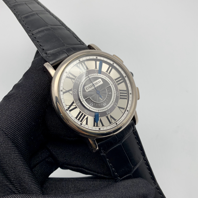 CARTIER 卡地亚 ROTONDE DE CARTIER系列，W1556051。18K白金表壳，42毫米表径，自产Cal.9907MC手动计时机械机芯，动力储备51小时。专柜定价307000元。 单表无附件。