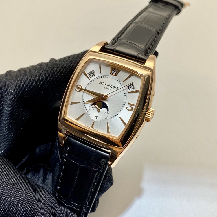 PATEK PHILIPPE 百达翡丽 复杂功能时计系列，5135R。38*51毫米表径，18K玫瑰金表壳，银白色酒桶型面盘，6点位置月相显示，视窗式日期显示、月份显示以及星期显示，Cal.324 S QA LU 24 H自动上弦机械机芯，动力储备45小时。 单表无附件。