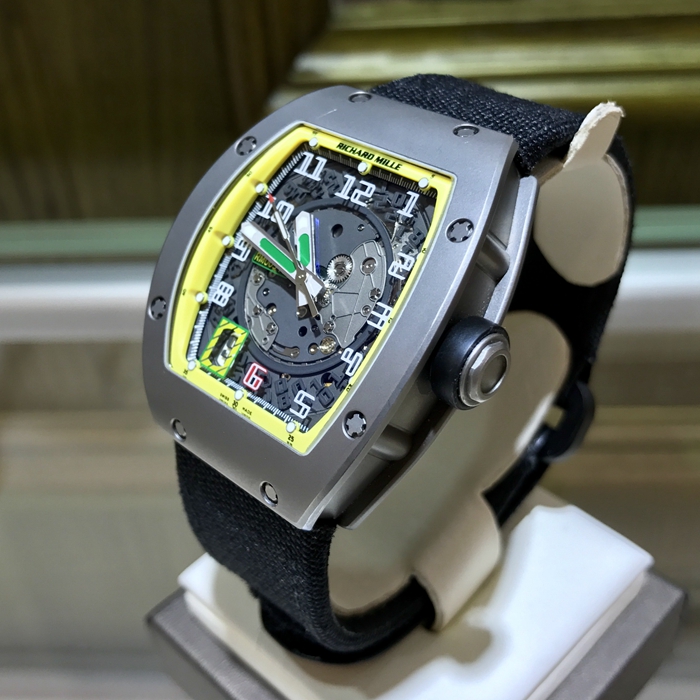 RICHARD MILLE 理查德米勒 RM 005。45*37.8毫米表径。钛合金表壳，酒桶型表盘，蓝宝石水晶玻璃表镜。自动上弦机械机芯。动力储备55小时。 单表无附件。