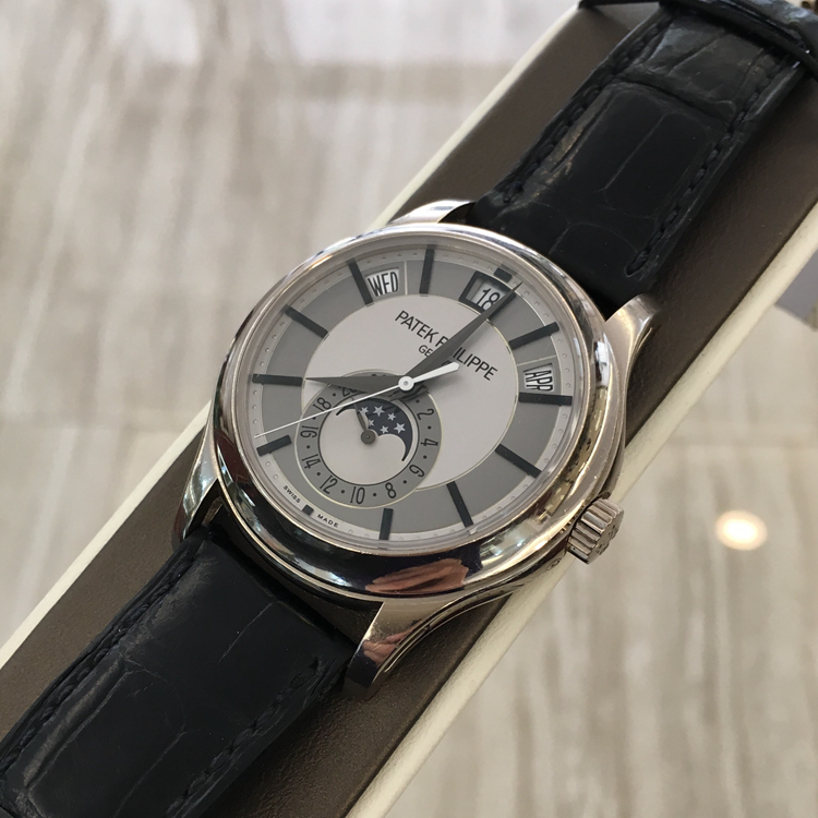 PATEK PHILIPPE 百达翡丽 复杂功能时计系列，5205G-001。40毫米表径，18K白金表壳，月份、星期、日期、月相功能，Cal.324 S QA LU 24 H自动上弦机械机芯，动力储备45小时，专柜定价：361300元。 单表无附件。