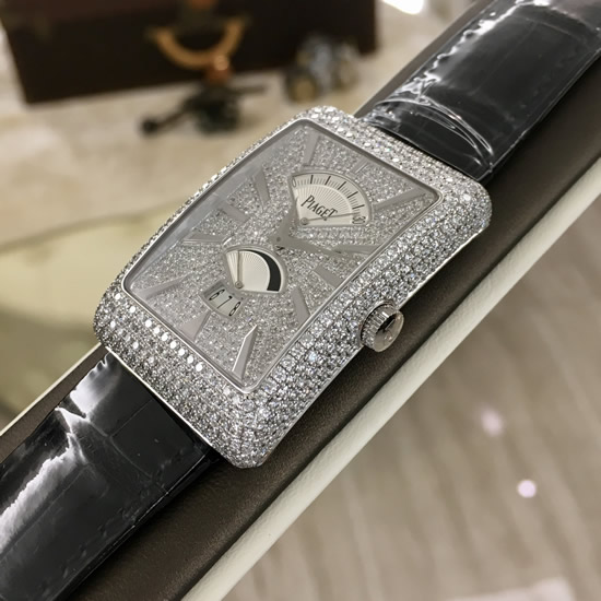 PIAGET 伯爵 BLACK-TIE 黑带系列，G0A33059。31x46毫米表径，18K白金镶钻表壳，满钻方形表盘，视窗式大日历、动力储备显示。蓝宝石水晶玻璃表镜，自动上弦机械机芯，动力储备41小时。 单表无附件。