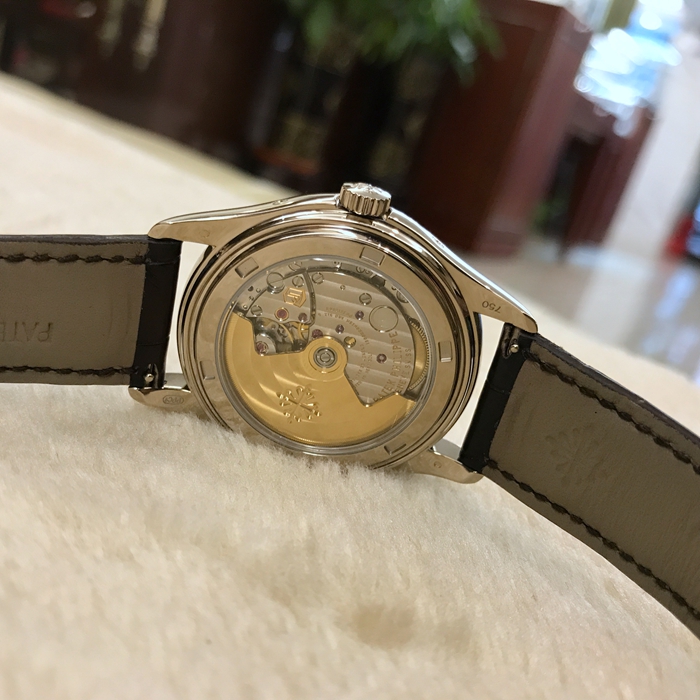 PATEK PHILIPPE 百达翡丽 复杂功能时计系列，5146G-010。39毫米表径，18K白金表壳。深灰色表盘，金质立体时标和字块，中心大秒针。年历功能，指针式星期和月份显示、动力储存显示，视窗式日期显示、月相显示。自产 324 S IRM QA LU 自动上弦机械机芯，动力储备35小时-45小时。双P印记。蓝宝石水晶透盖，折叠式表扣。专柜定价：296000元。 单表无附件。