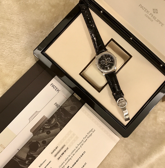 PATEK PHILIPPE 百达翡丽 复杂功能系列，5147G-001，表径39毫米，18K白金，表壳镶嵌62 颗钻石（~0.85 克拉）。海蓝色漆表盘，金质立体时标和字块。年历，指针式星期和月份显示，视窗式日期显示，月相显示，中心大秒针，指针式动力储备显示。蓝宝石水晶透盖。324 S IRM QA LU 自动上弦机械机芯，动力储备35小时-45小时。双P印记。专柜定价：485210元。